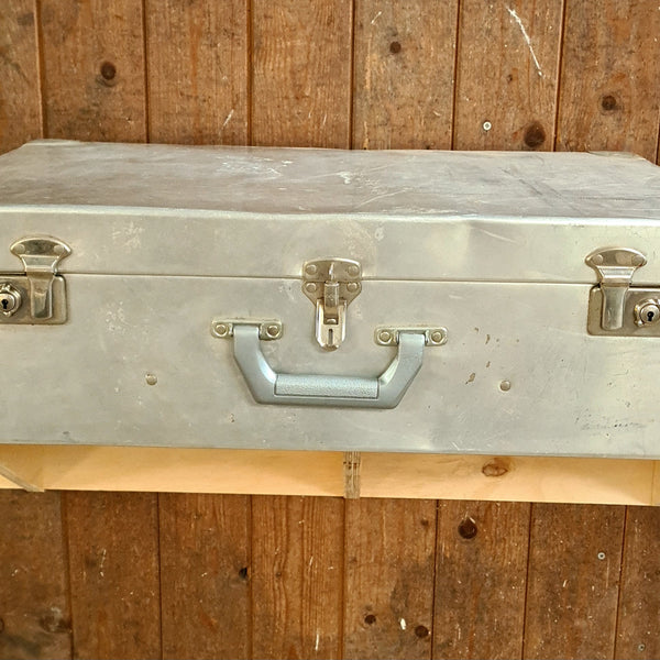 Engelse aluminium koffer Cheney, metalen draagkoffer met klinknagels en sloten.