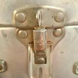 Engelse aluminium koffer, Cheney, met metalen draw-latch op toolbox.