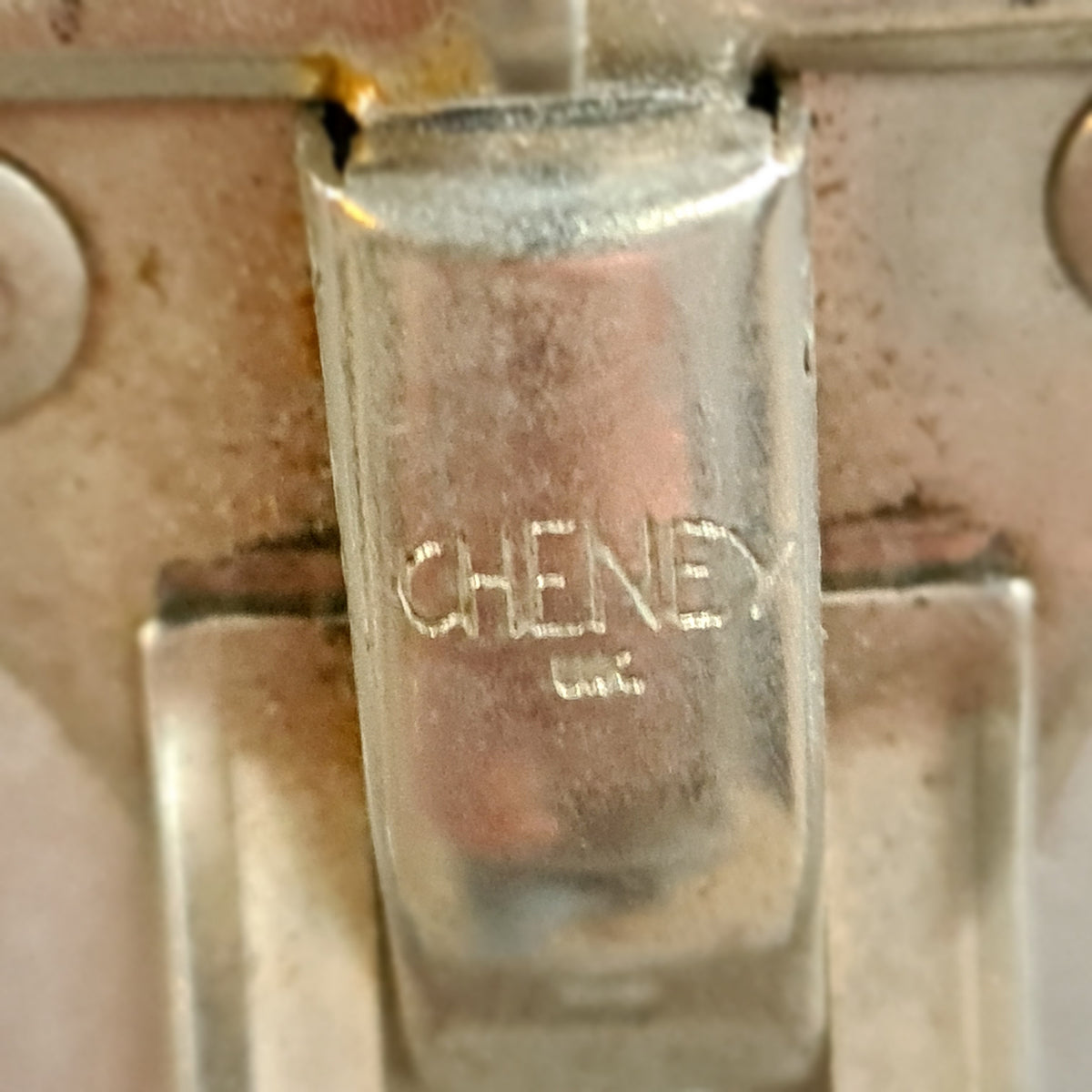 Engelse aluminium koffer Cheney met metalen spring-clip.