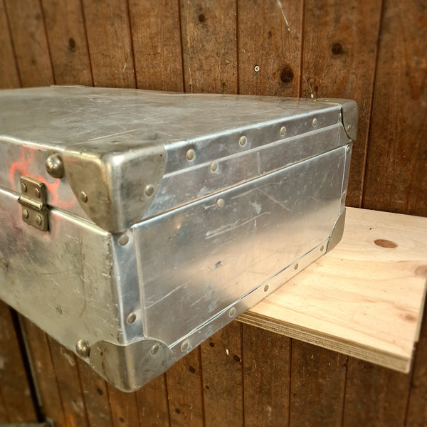 Engelse aluminium koffer met klinknagels en verstevigde hoeken, zonder sleutels.