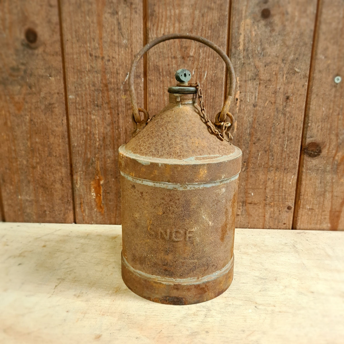 Oude petroleumkan – SNCF, roestig, industrieel erfgoed, vintage spoorwegdecoratie.