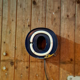 Klein formaat neonletter in blauw, industriële verlichting met patina en roest - Heavy Stuff.