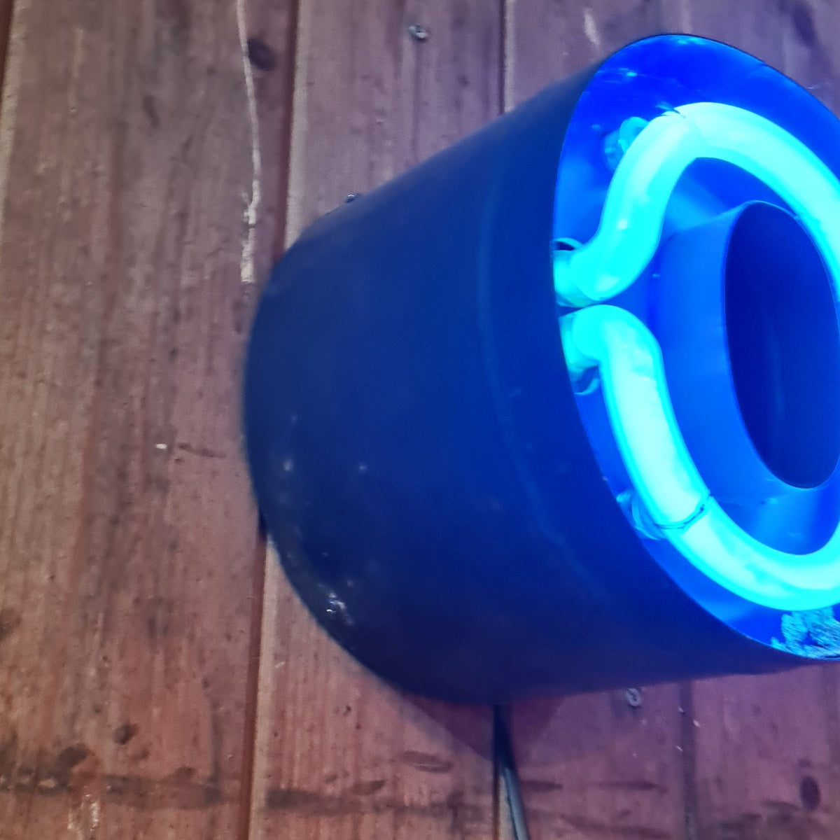 Klein formaat neonletter in blauw, industriële verlichting met patina en roest - Heavy Stuff.