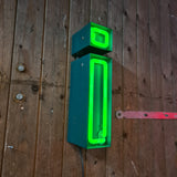 Industriële verlichting: G Neon letter in groen met patina en roest - Heavy Stuff.