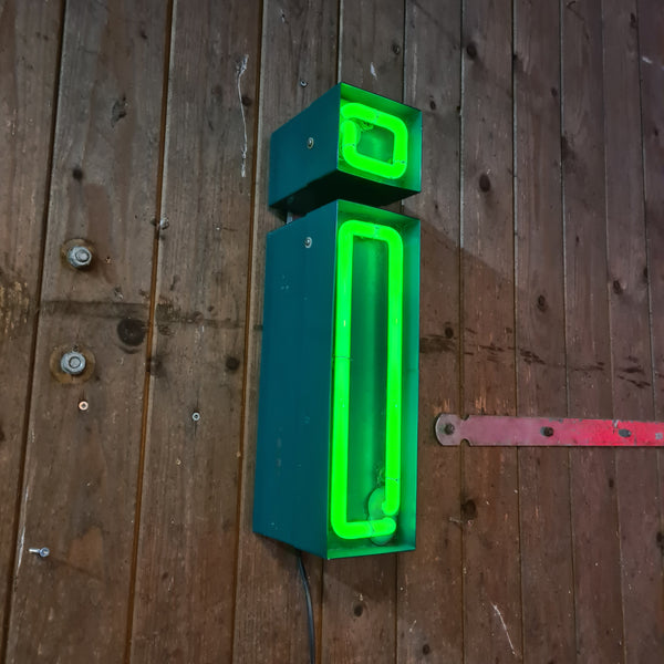 Industriële verlichting: G Neon letter in groen met patina en roest - Heavy Stuff.