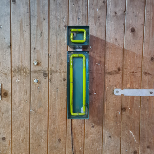 Industriële verlichting: G Neon Letter in groen, vintage patina en roestige charme - Heavy Stuff.