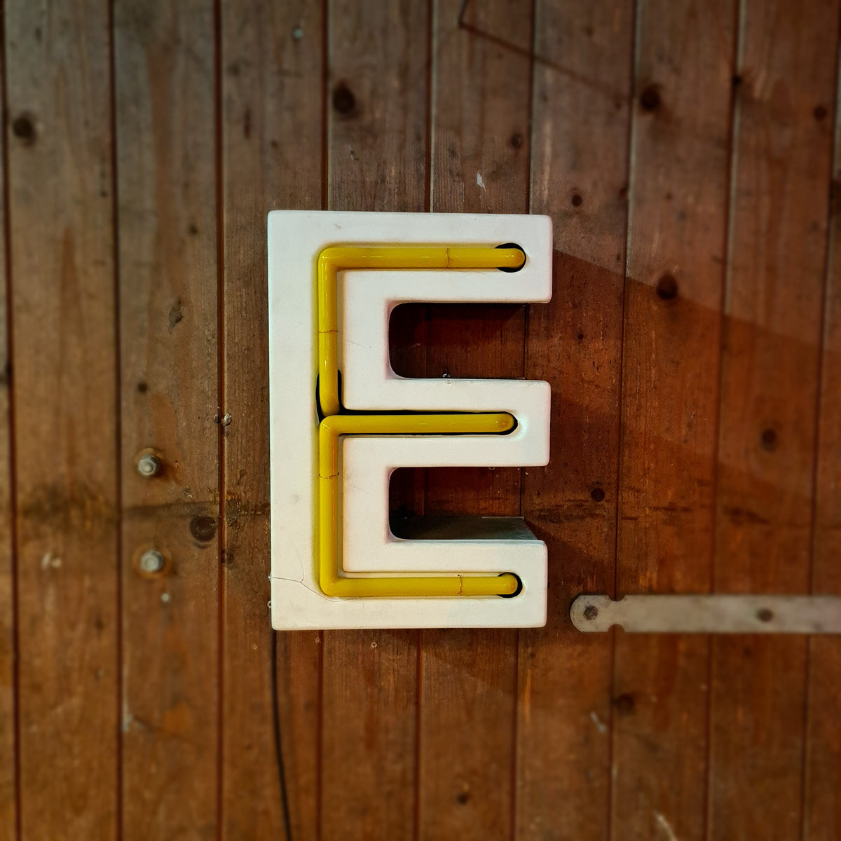 Industriële verlichting: Mooie oude neonletter “E” met groen en geel, patina - Heavy Stuff.
