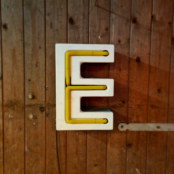 Industriële verlichting: Mooie oude neonletter “E” met groen en geel, patina - Heavy Stuff.