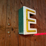 Industriële verlichting: Mooie oude neonletter “E” met groen en geel, robuuste patina - Heavy Stuff.