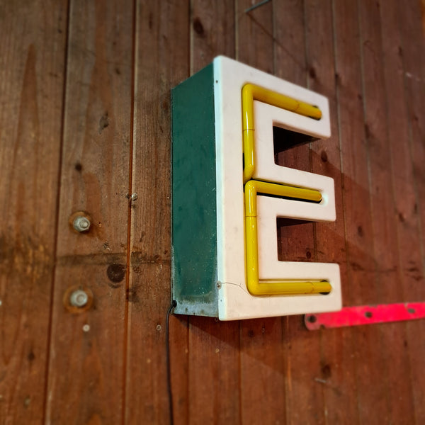 Industriële verlichting: Mooie oude neonletter “E” met groen en geel, robuuste patina - Heavy Stuff.