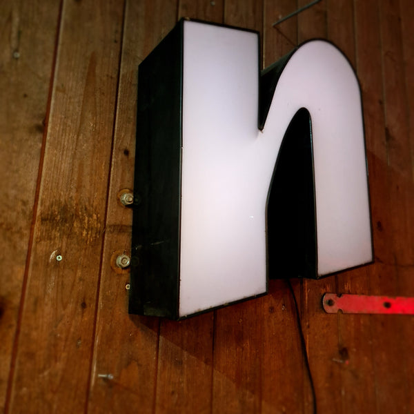 Doosletter N zwart/wit met neonverlichting, industriële verlichting, patina en roest - Heavy Stuff.