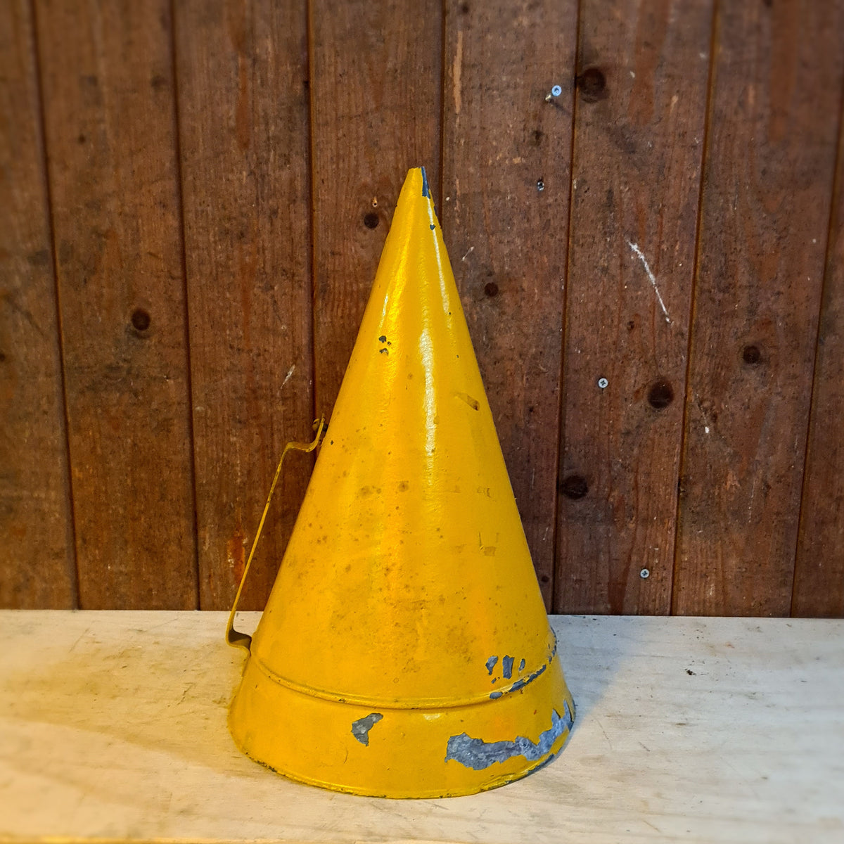 Pilon: Gele vintage metalen pilon met handvat, geschikt voor decoratie of lampombouw.