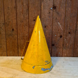 Pilon: Gele vintage metalen pilon met handvat, geschikt voor decoratie of lampombouw.