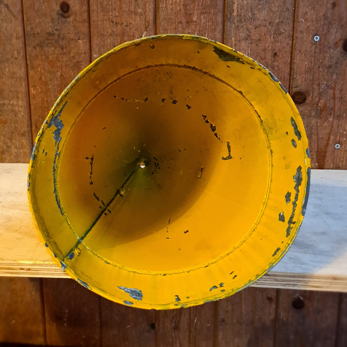 Pilon, oude gele verkeerskegel, vintage decoratiestuk.