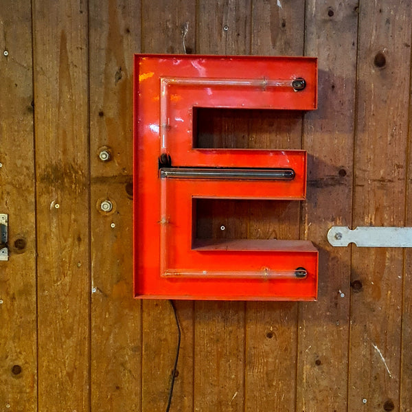E Neon letter in rood met nieuwe neonverlichting, industriële verlichting, patina, roest - Heavy Stuff.