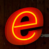 S Neon letter in oranje, industriële verlichting met patina en roest - Heavy Stuff.