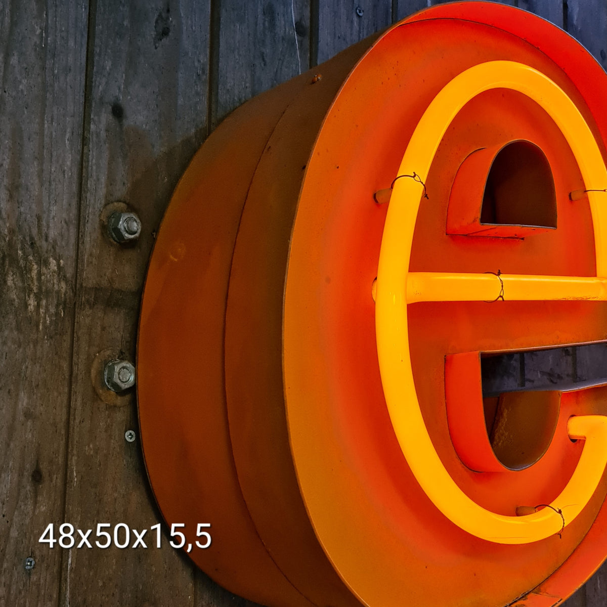 Industriële verlichting: oranje neon S met patina en roest - Heavy Stuff.