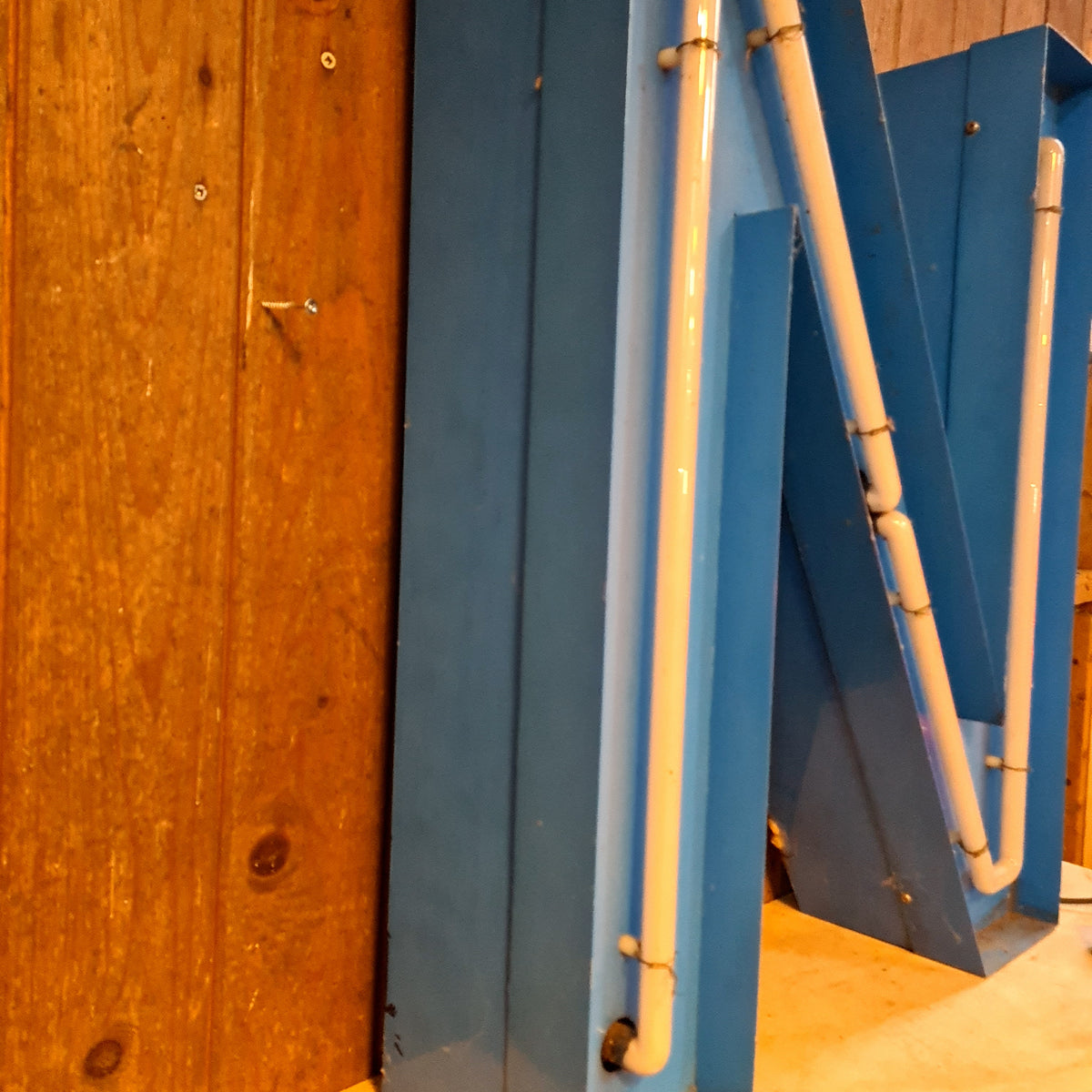 N Neon letter in blauw