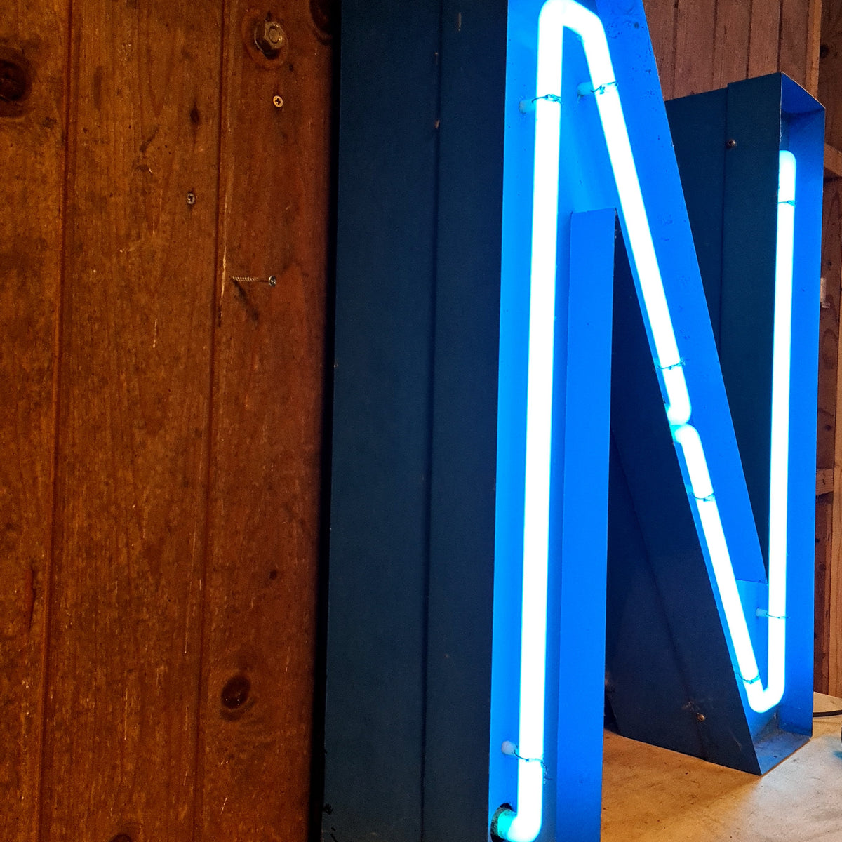 N Neon letter in blauw