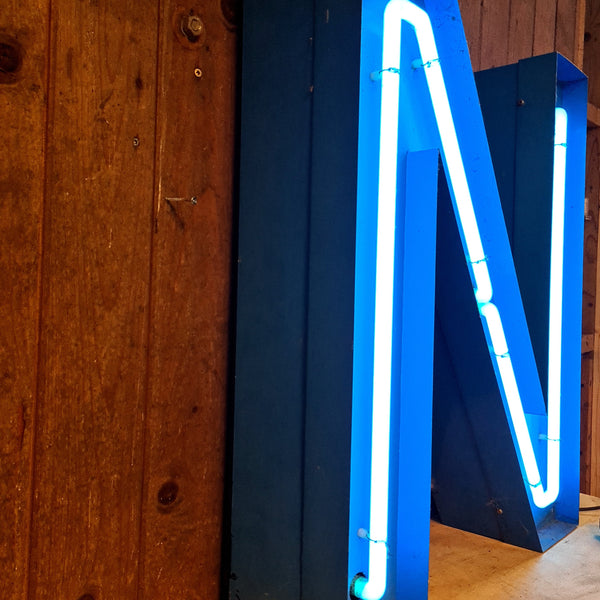N Neon letter in blauw