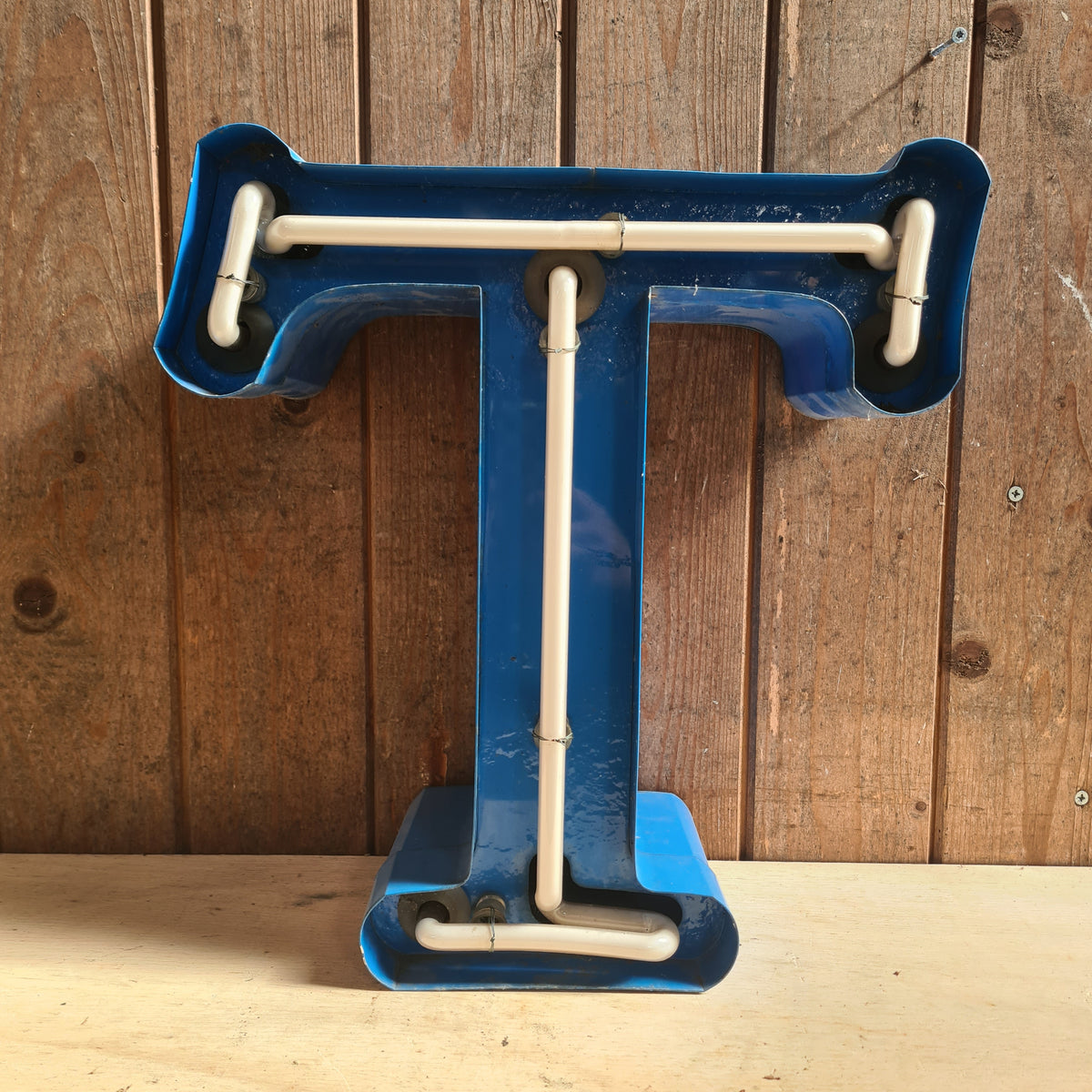 Industriële verlichting: N Neon letter blauw/wit met metalen behuizing en buizen, authentiek patina - Heavy Stuff.