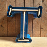 Industriële verlichting: N Neon letter blauw/wit met metalen behuizing en buizen, authentiek patina - Heavy Stuff.
