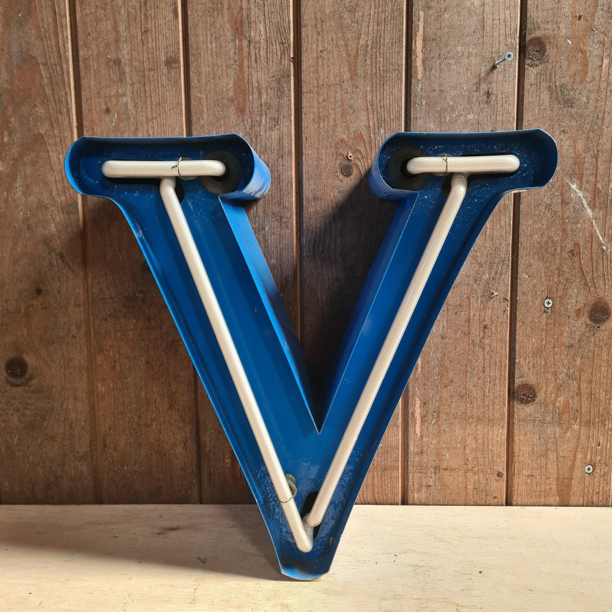 N Neon letter blauw/wit, industriële verlichting, patina en roest - Heavy Stuff.