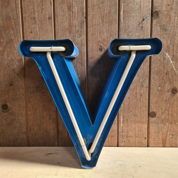 N Neon letter blauw/wit, industriële verlichting, patina en roest - Heavy Stuff.