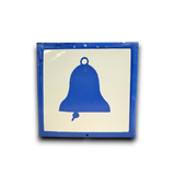 Emaille bord Bel met blauw silhouet van een bel op witte achtergrond, omlijst door blauwe rand. Authentiek, robuust ontwerp met slijtage en patina, geschikt voor industriële interieurstijlen.