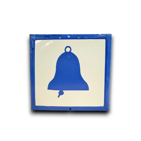 Emaille bord Bel met blauw silhouet van een bel op witte achtergrond, omlijst door blauwe rand. Authentiek, robuust ontwerp met slijtage en patina, geschikt voor industriële interieurstijlen.