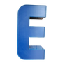 LED-letter E in mat blauw, vintage uitstraling met natuurlijk patina.