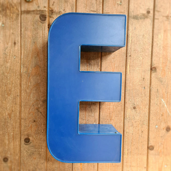 E Led letter in mat blauw