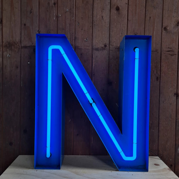 N Neon letter in blauw