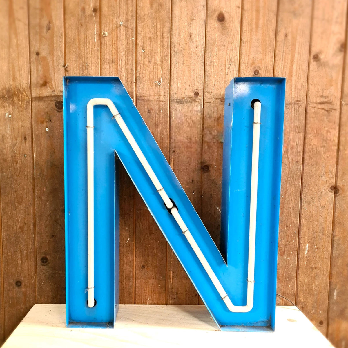 N Neon letter in blauw