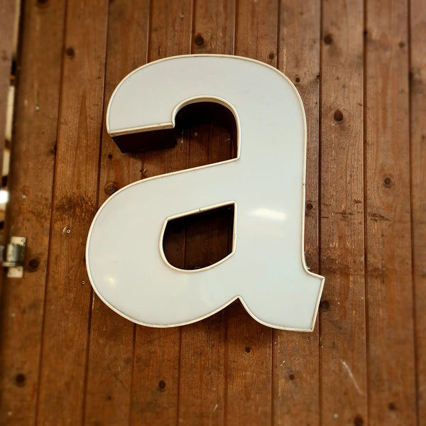 A Neon letter in wit/aubergine