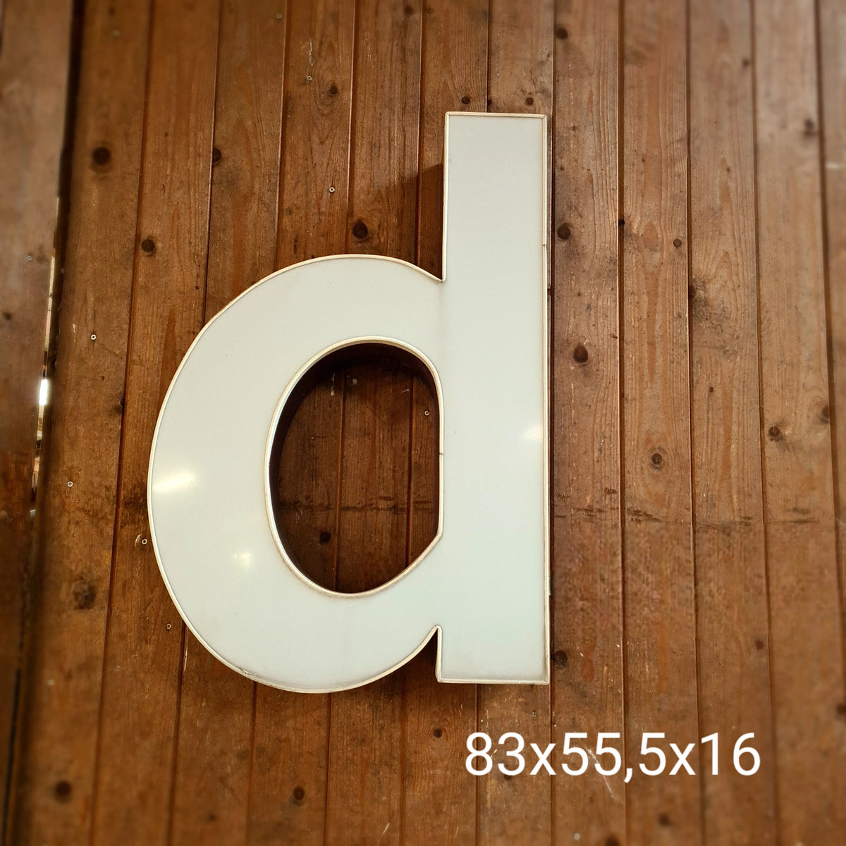 A Neon letter in wit/aubergine