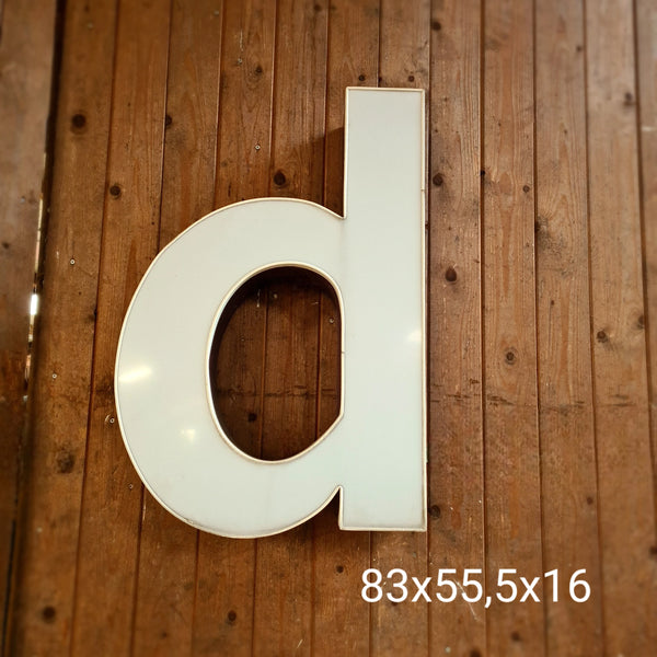 A Neon letter in wit/aubergine