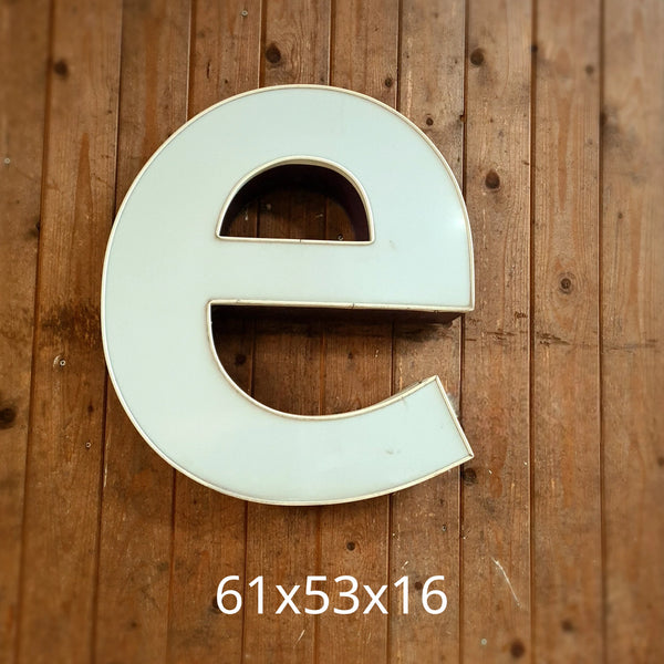 A Neon letter in wit/aubergine