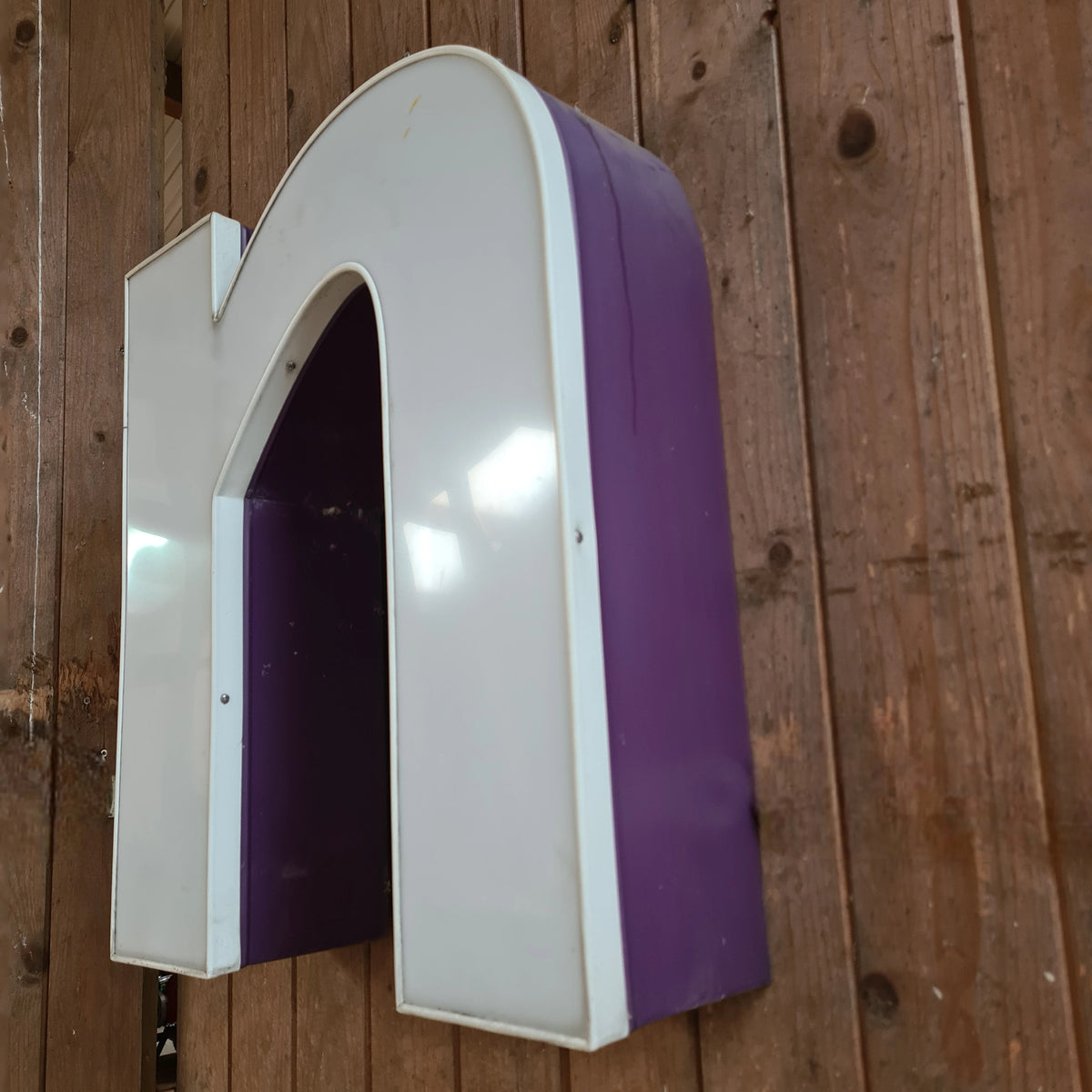 A Neon letter in wit/aubergine