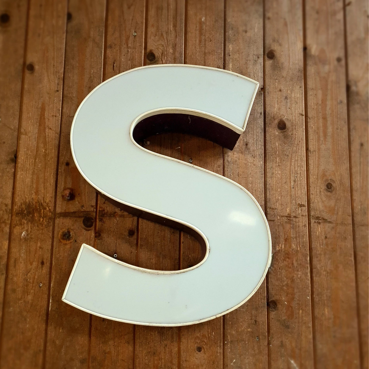 A Neon letter in wit/aubergine