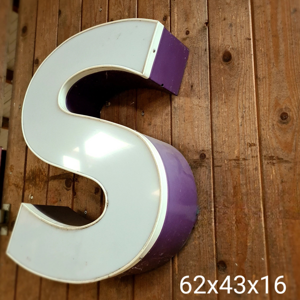 A Neon letter in wit/aubergine