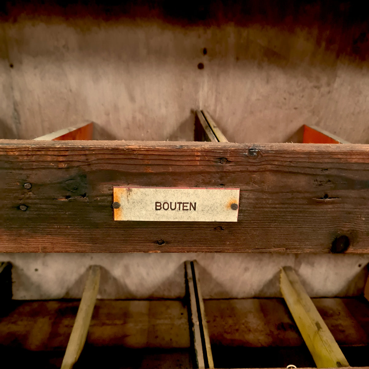 Authentieke houten vakkenkast