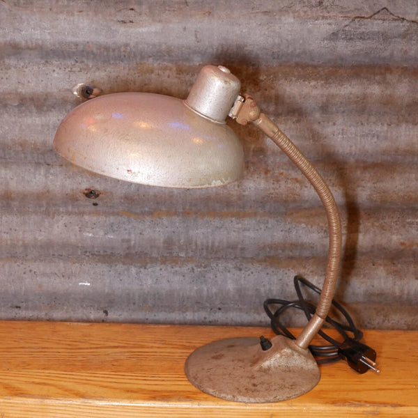 Authentieke vintage industriële bureaulamp van zwaar metaal met origineel roestig patina