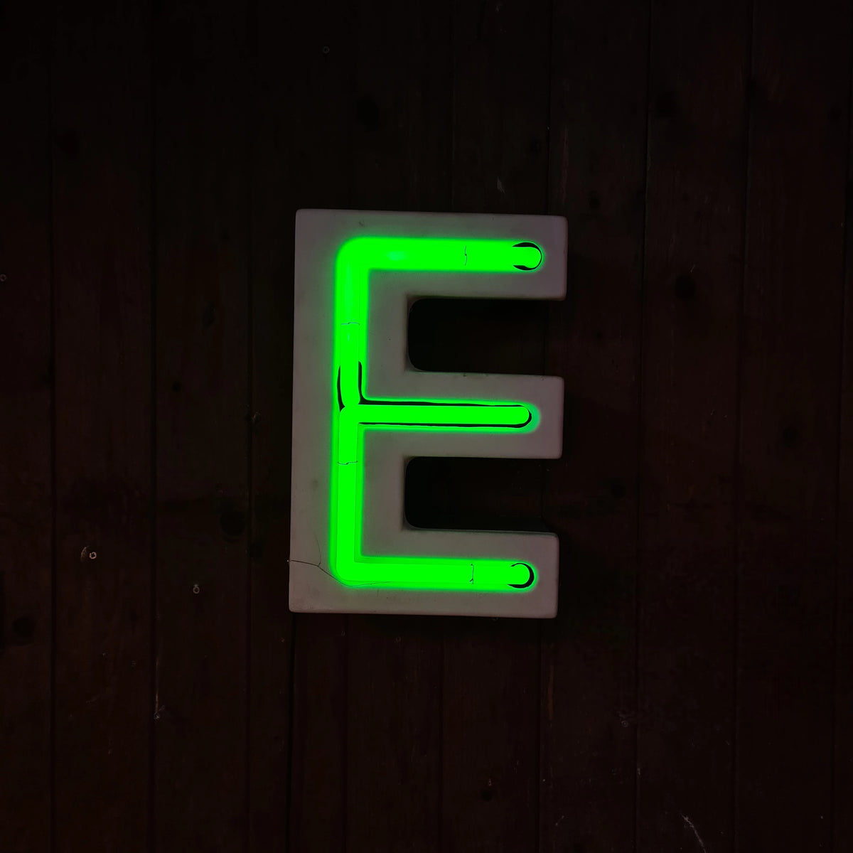 Industriële verlichting: Mooie oude neonletter met groen en geel, patina - Heavy Stuff.