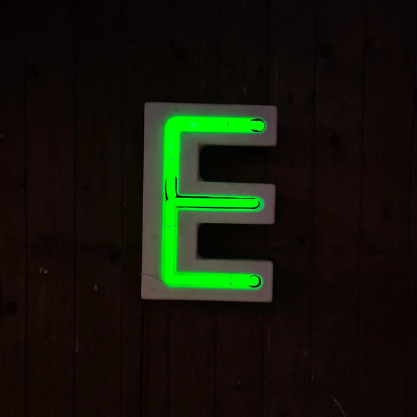 Industriële verlichting: Mooie oude neonletter met groen en geel, patina - Heavy Stuff.