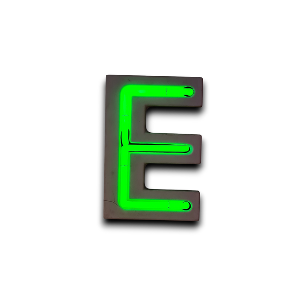 Industriële verlichting: neonletter E groen, robuust design - Heavy Stuff.