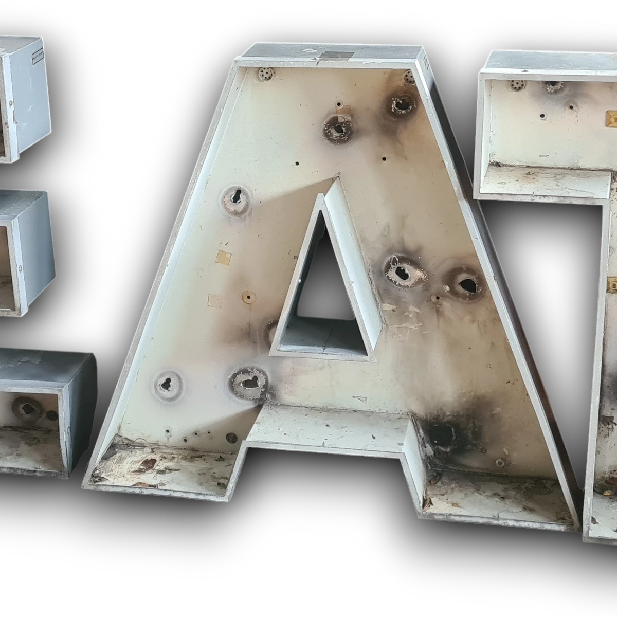 Robuuste aluminium letters EAT, industrieel, roestig, vintage uitstraling.