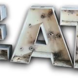Robuuste aluminium letters EAT, industrieel, roestig, vintage uitstraling.