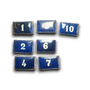 Numéros de maison en émail bleu et blanc, aspect vintage avec bords rouilles.