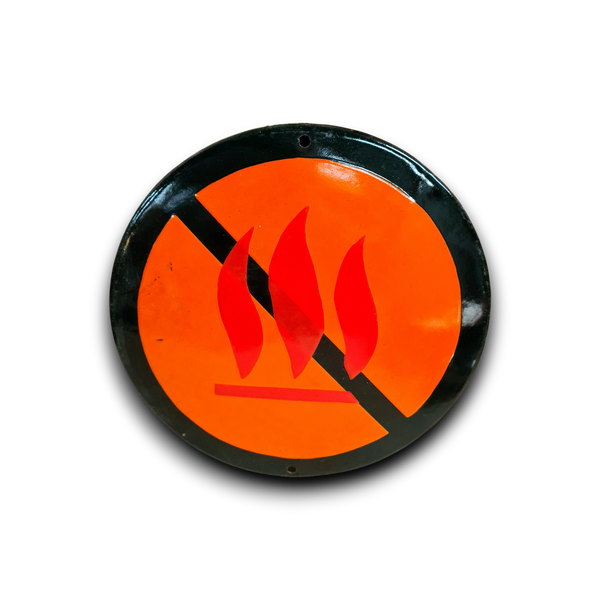 Emaille waarschuwingsbord geen vlammen, robuust met patina en slijtage.